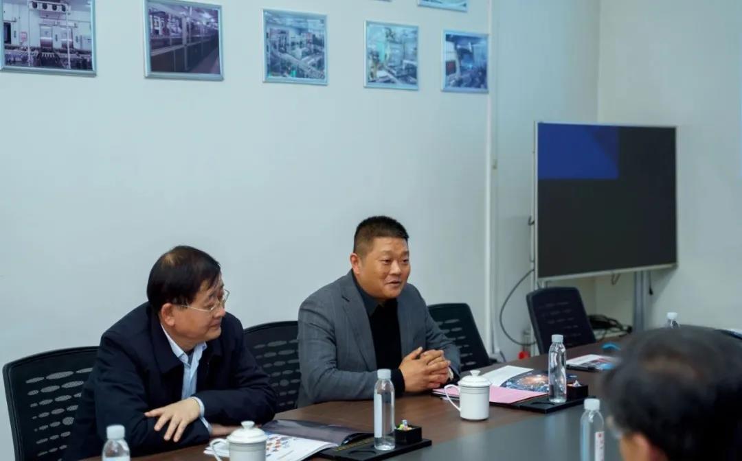 蘇州市人大常委會副主任沈國芳一行走訪調(diào)研蘇州冠科工業(yè)設(shè)備有限公司