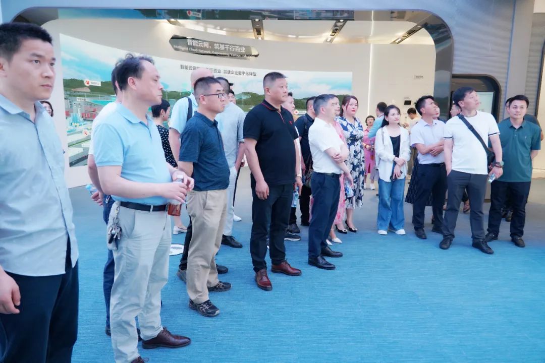 冠科集團董事長楊興國率安徽商會企業(yè)家參訪團走進華為蘇州研究所